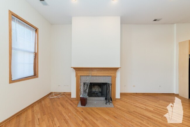 Building Photo - 2539 N Southport Ave