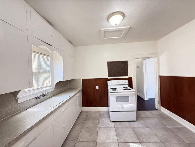 Building Photo - 17119 I-35