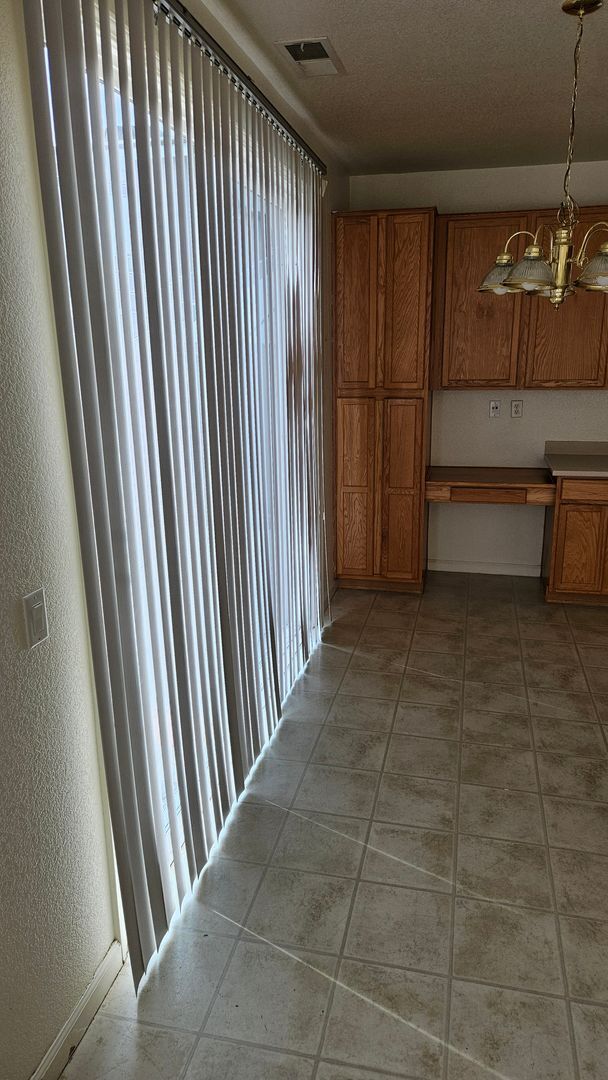 Building Photo - Large Six bedroom home for rent.