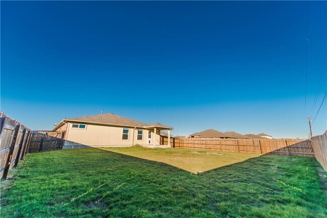 Building Photo - 322 Foxglove Dr