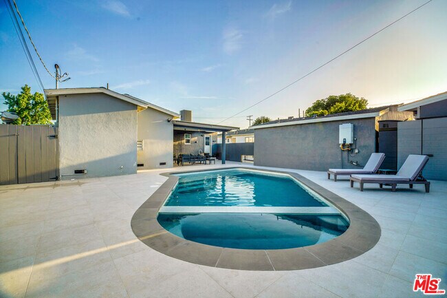 Building Photo - 12827 Sylvan St