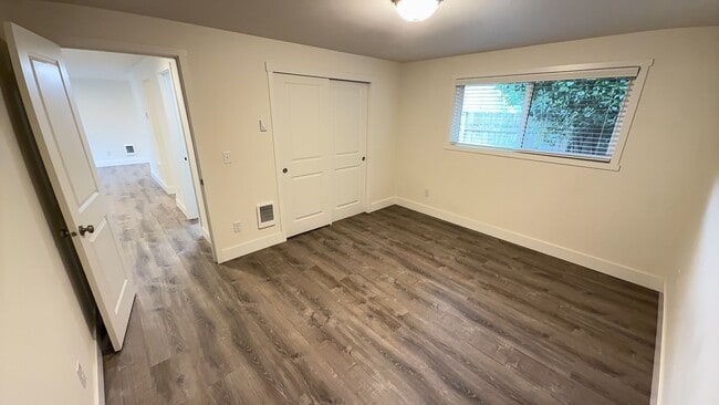 Building Photo - Cozy upgraded 2 bedroom duplex w/ attached 1 car garage in Lakewood available now!