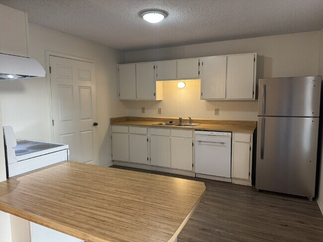Building Photo - Move in Ready 2 bedroom 1 bath apartment -...
