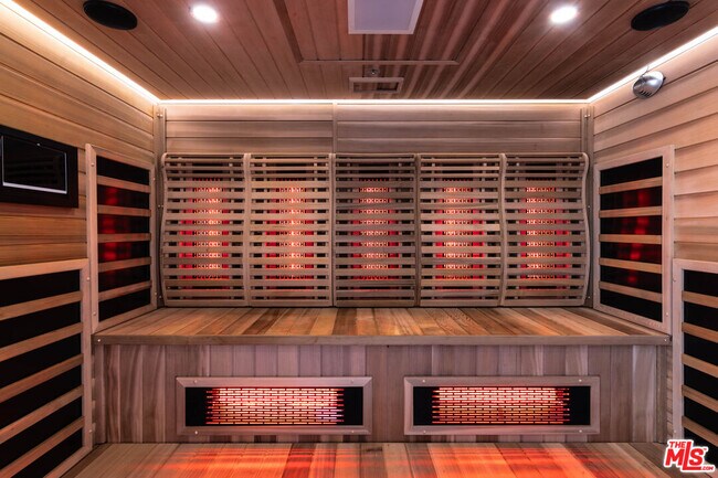 Building Photo - 10520 Wilshire Blvd