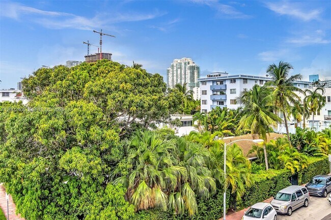 Building Photo - 1002 10th St