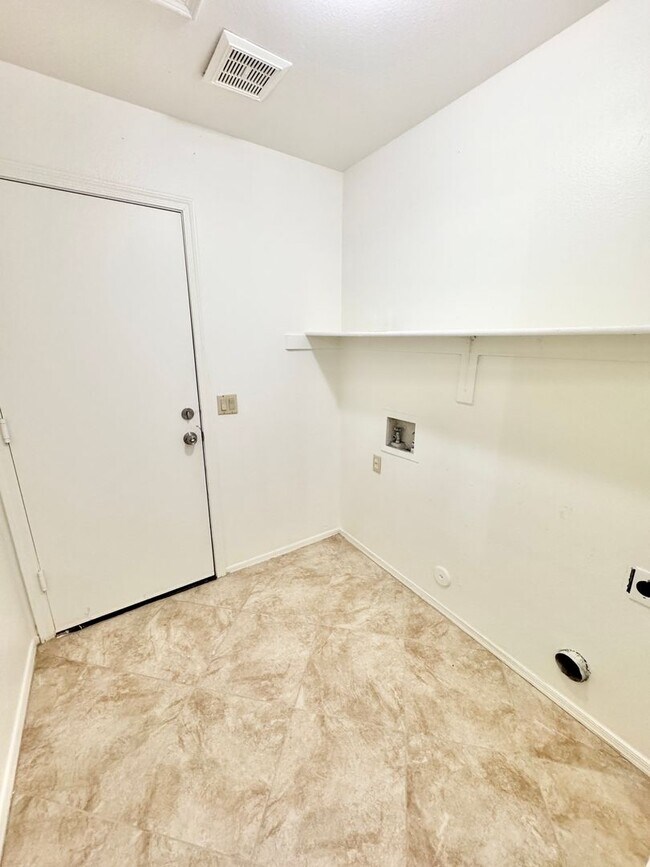 Building Photo - 3 Bedroom/2 Bath Single Level Home! NO HOA