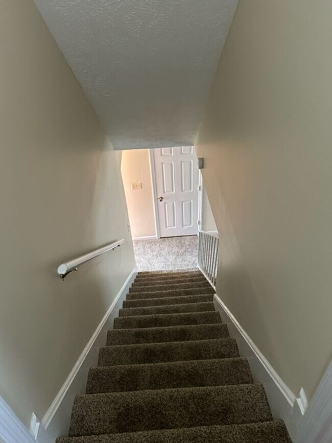 Building Photo - 481 Woodview Dr