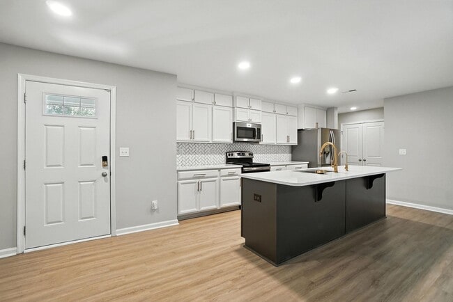 Building Photo - Fully Updated and Move-In Ready with Excep...
