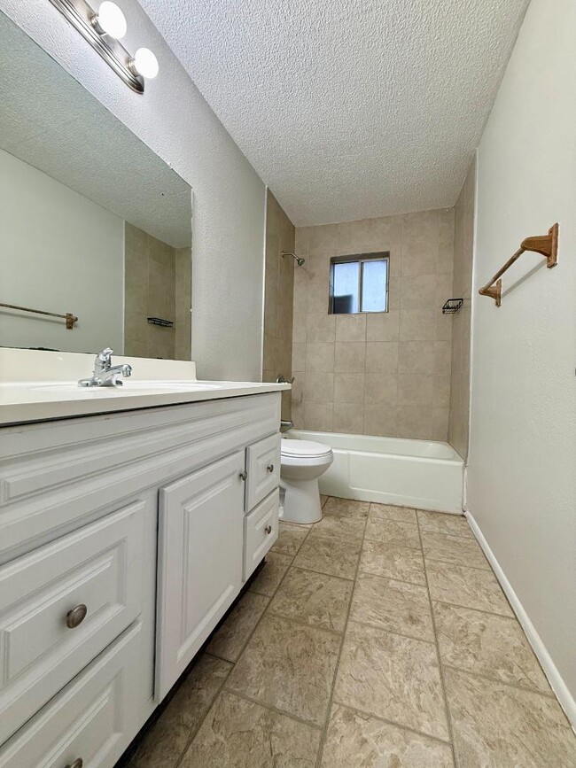 Building Photo - 825 E 5th St