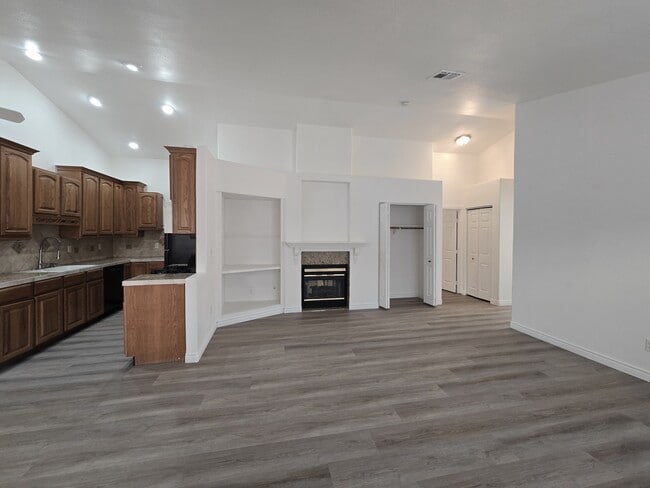 Building Photo - 1612 N Torrey Pines Dr