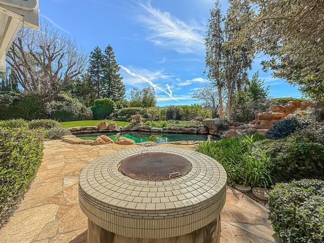 Building Photo - Upgraded Calabasas 4BR w/pool + spa, views + solar panels!