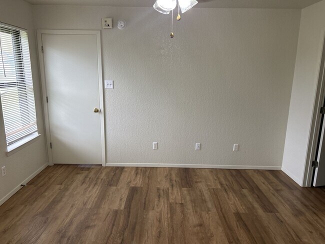 Building Photo - 621 Deloris Dr