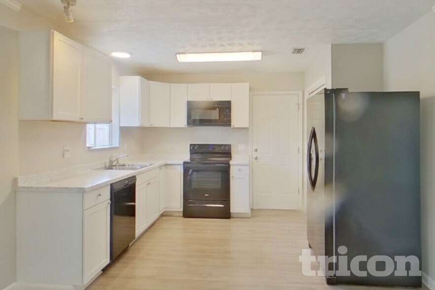 Building Photo - 671 Custer Cir