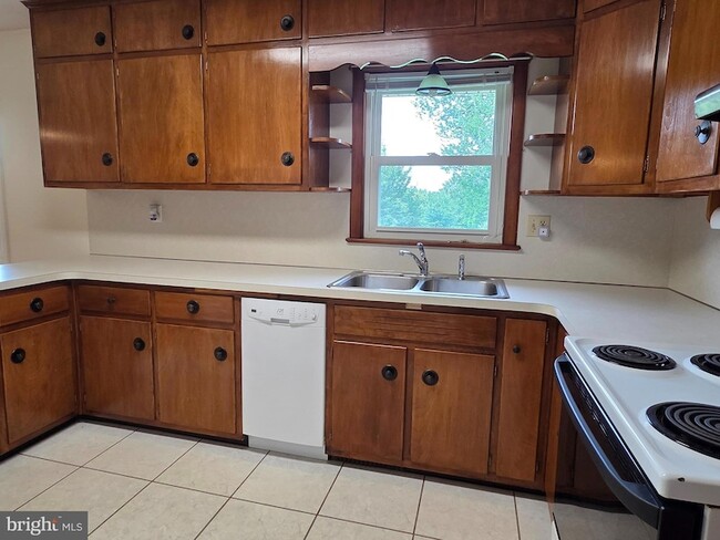 Building Photo - 25020 Oak Dr