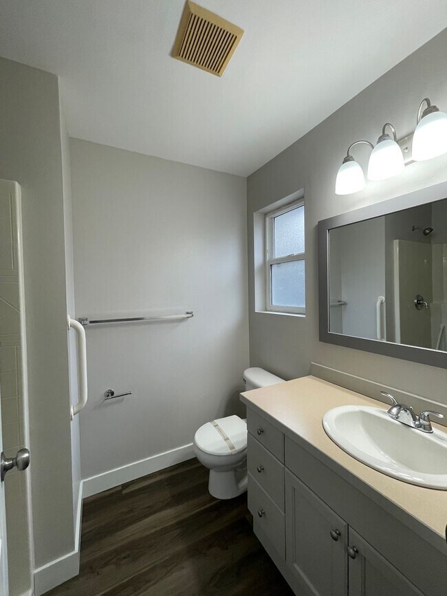 Building Photo - Kent - Cozy 3 bedroom / 2 bathroom Rambler