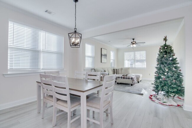 Building Photo - 3 Bedroom 2 Bathroom Ranch