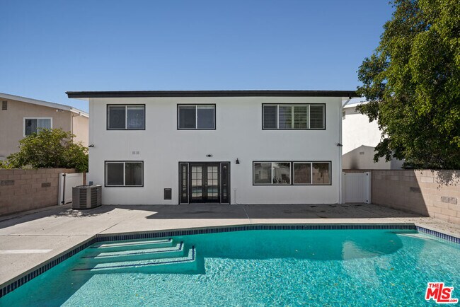 Building Photo - 18113 Bromley St
