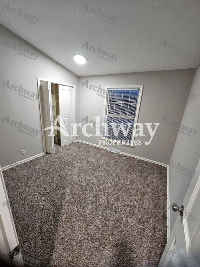 Building Photo - 1600 W Elm Terrace