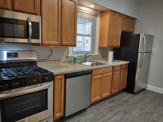 Building Photo - Updated 2-bedroom | Large Kitchen | Laundry in Building