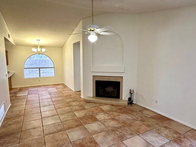 Building Photo - 2914 E Woodland Dr