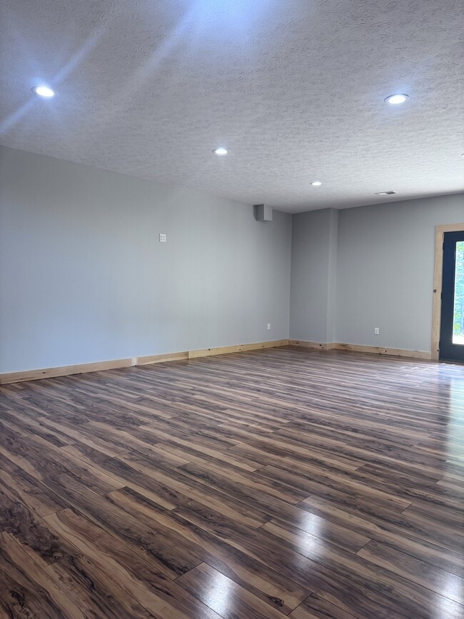 Building Photo - 1339 Hickory Point Dr