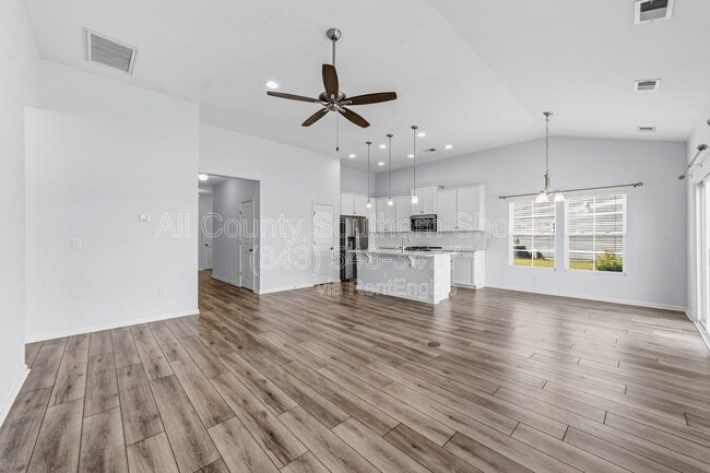 Building Photo - 877 Devon Estate Ave