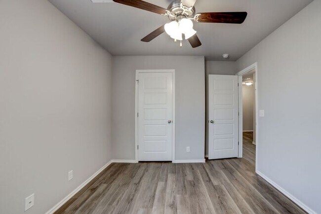 Building Photo - New Luxury 4/2.5 Townhome Close to Downtow...