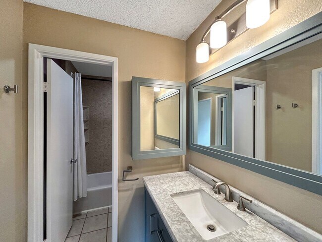 Building Photo - Beautiful 1BD/1BA W/ Reserved Parking in M...