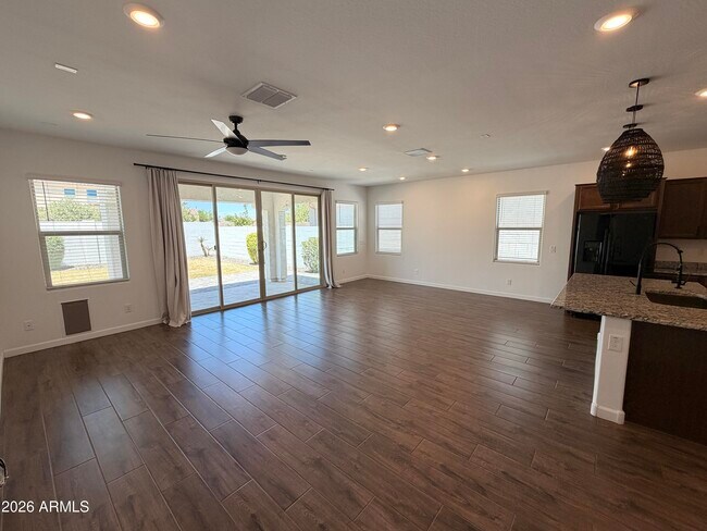 Building Photo - 9948 E Thornbush Ave