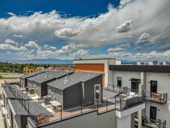 Building Photo - Spacious 3-Bed Townhouse with Finished Basement in Denver's Heart