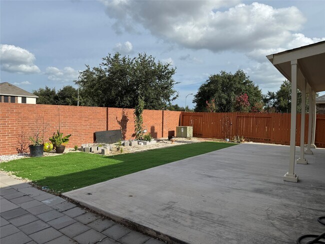 Building Photo - 24423 Hampton Lakes Dr