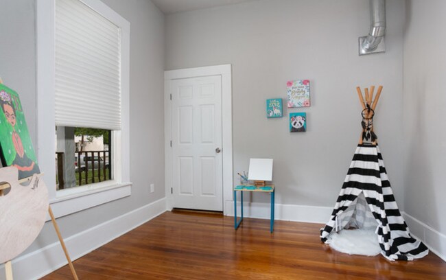 Building Photo - Historical Victorian Farmhouse minutes fro...