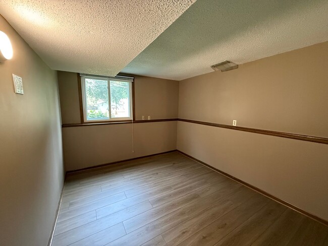 Building Photo - Modern 4 bed 2 Bath Split Level Single Fam...