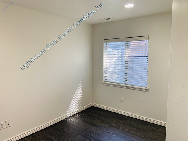 Building Photo - Fantastic Murray 3 Bedroom Townhome!