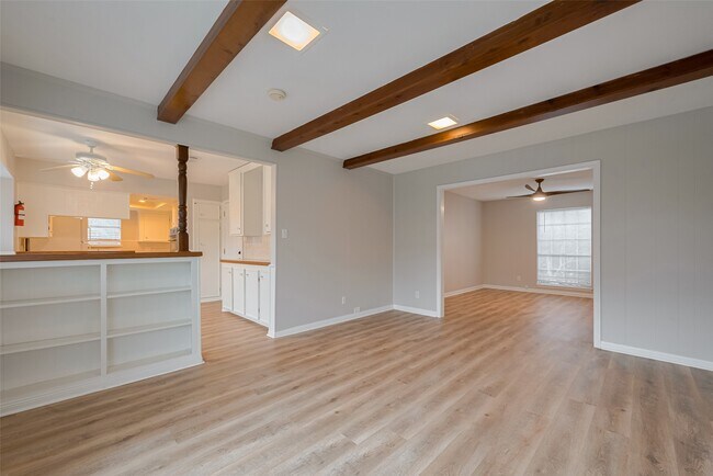 Building Photo - 605 Sorrento Dr