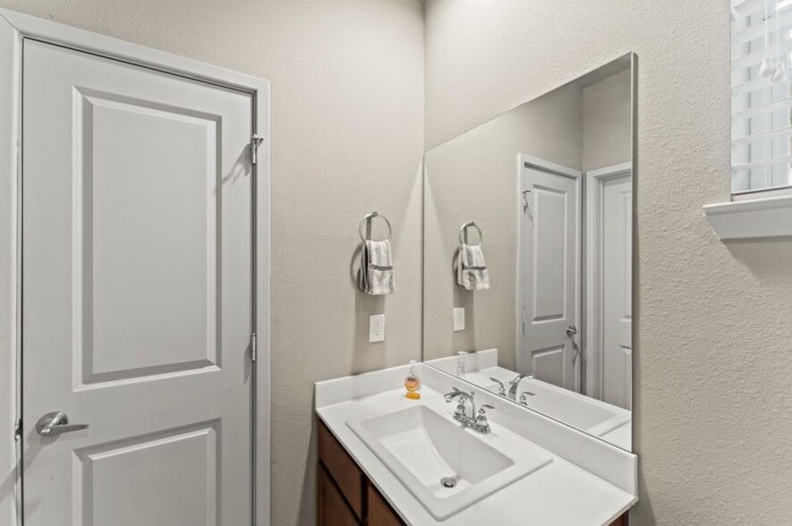 Building Photo - 235 N Lenox St