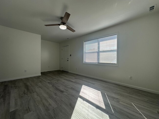 Building Photo - 320 Myrtlewood Cir