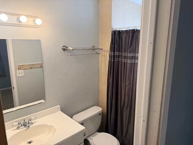 Building Photo - 663 Duke Ave