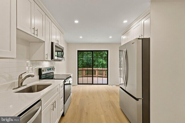 Building Photo - 7937 Valleyfield Dr