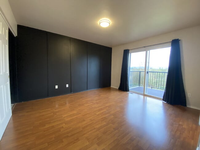 Building Photo - Spacious 4-bedroom with Panoramic Deck Next to Ferndale High