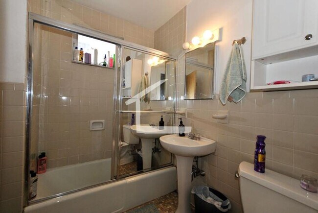 Building Photo - Bright three bed..... Sept 1st!