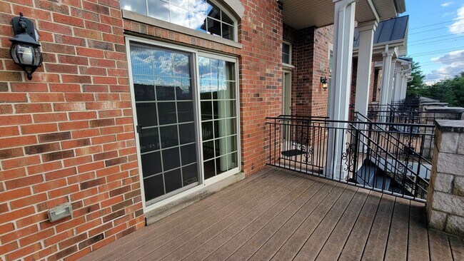 Building Photo - STUNNING LUXURY TOWNHOME 3 BEDROOM, 2 FULL...