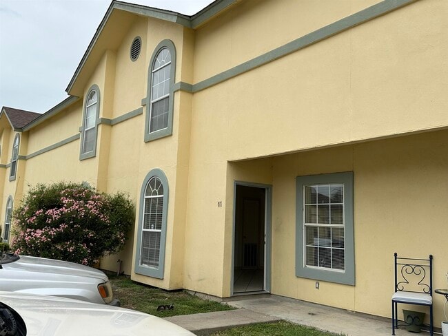 Building Photo - 1000 Ranchway Dr