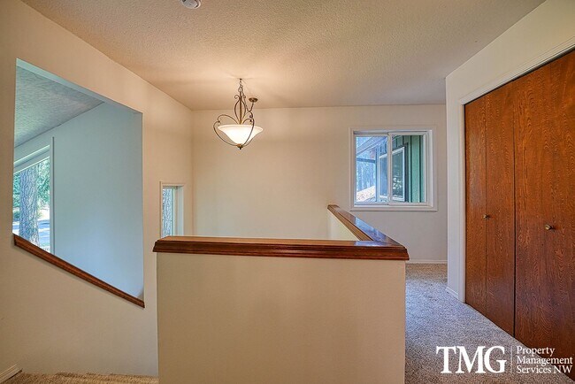 Building Photo - 3841 SE Madsen Ct