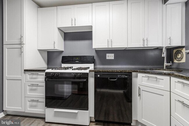 Building Photo - 11370 Cherry Hill Rd