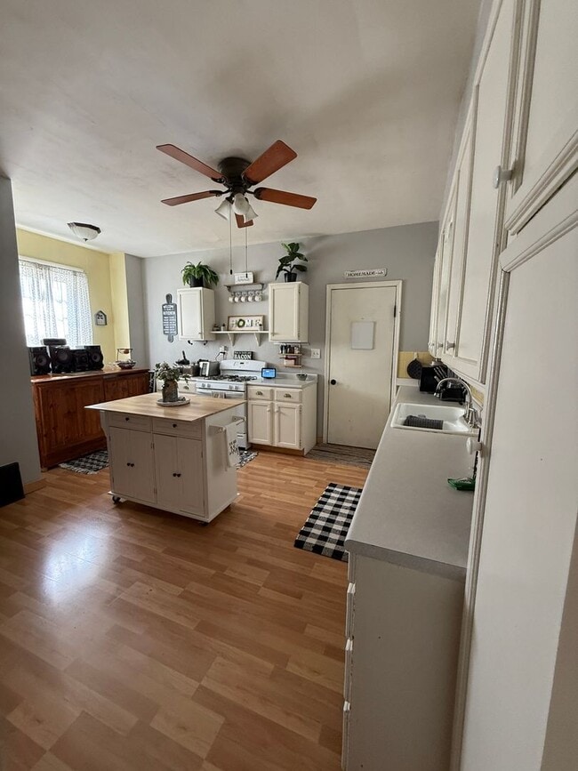 Building Photo - Four Bedroom House in La Crosse