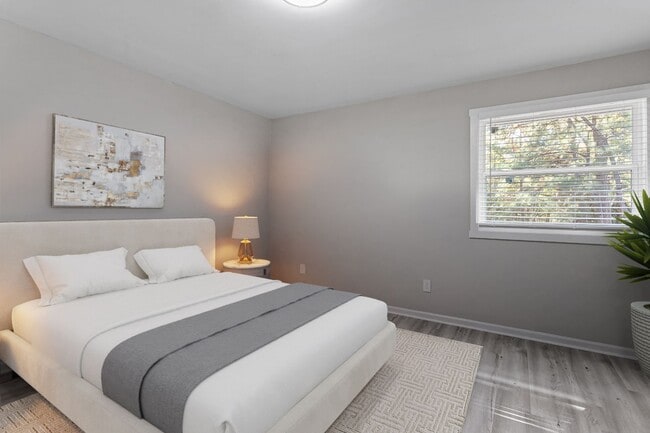 Building Photo - Beautiful 2 Bedroom 1.5 Bath Townhome
