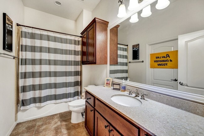 Building Photo - Gorgeous Townhome in The Villas of Hollytree!