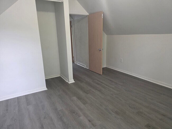Building Photo - Updated 4-Bedroom, 1-Bathroom Home with Garage & Basement – $1,425/Month | Accepting Section 8
