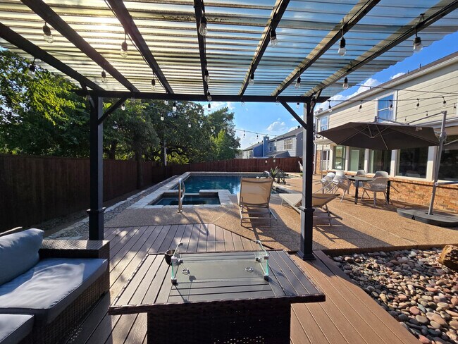 Building Photo - 6872 Greenleaf Dr